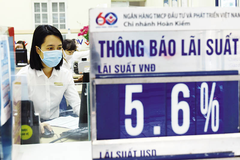 Đánh đổi lãi suất, tín dụng để “ghìm cương” tỷ giá? 1 Lãi suất ngân hàng tăng mạnh thời gian qua để ghìm tỷ giá, ổn định vĩ mô. Ảnh: Đức Thanh