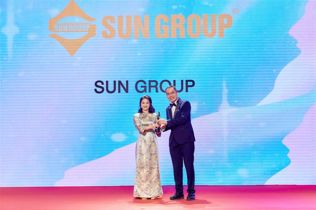Sun Group tiếp tục được vinh danh là ‘Nơi làm việc tốt nhất Châu Á’ 6 Bà Vũ Thị Xuân Thu- Trưởng Ban Nhân sự Tập đoàn Sun Group nhận giải thưởng.