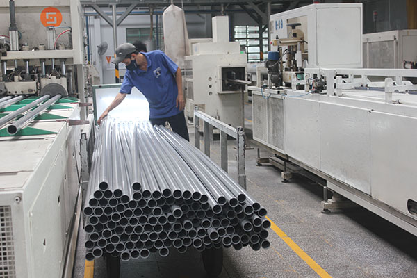 Vốn trong nước đầu tư vào Bình Dương vượt cả FDI 20 Sản xuất ống nhựa tại một doanh nghiệp ở khu công nghiệp Sóng Thần, Dĩ An, Bình Dương - Ảnh: Lê Quân