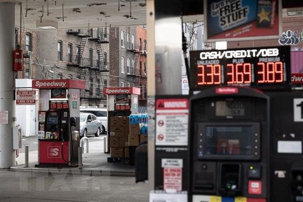 Giá dầu tăng hơn 4% trước triển vọng OPEC+ cắt giảm nguồn cung 4 Một trạm xăng tại Queens, New York, Mỹ. (Ảnh: AFP/TTXVN)