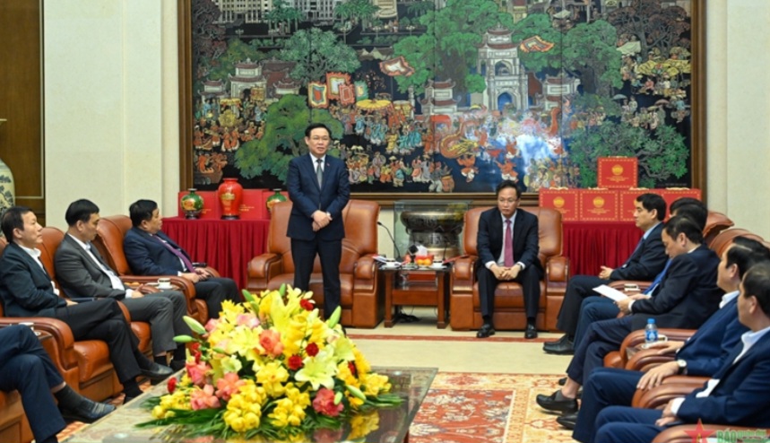 Hưng Yên cần tận dụng dư địa để phát triển trong lĩnh vực công nghiệp 17 Chủ tịch Quốc hội Vương Đình Huệ trao đổi với lãnh đạo tỉnh Hưng Yên.