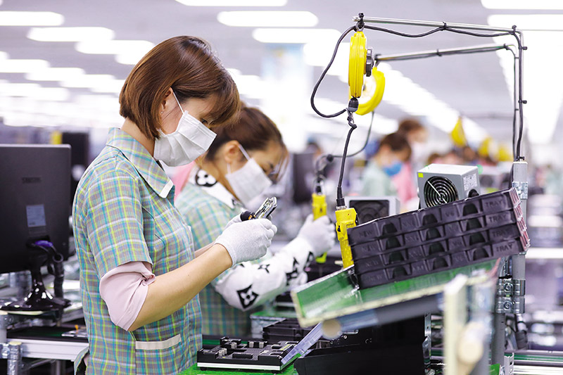 Việt Nam vẫn phải “trông” vào FDI nội khối 11 Sự tăng tốc của Samsung, LG, Foxconn… đóng vai trò quan trọng thúc đẩy kinh tế và các ngành sản xuất của Việt Nam phát triển. Trong ảnh: Công nhân làm việc tại Nhà máy Samsung Việt Nam. Ảnh: Đức Thanh