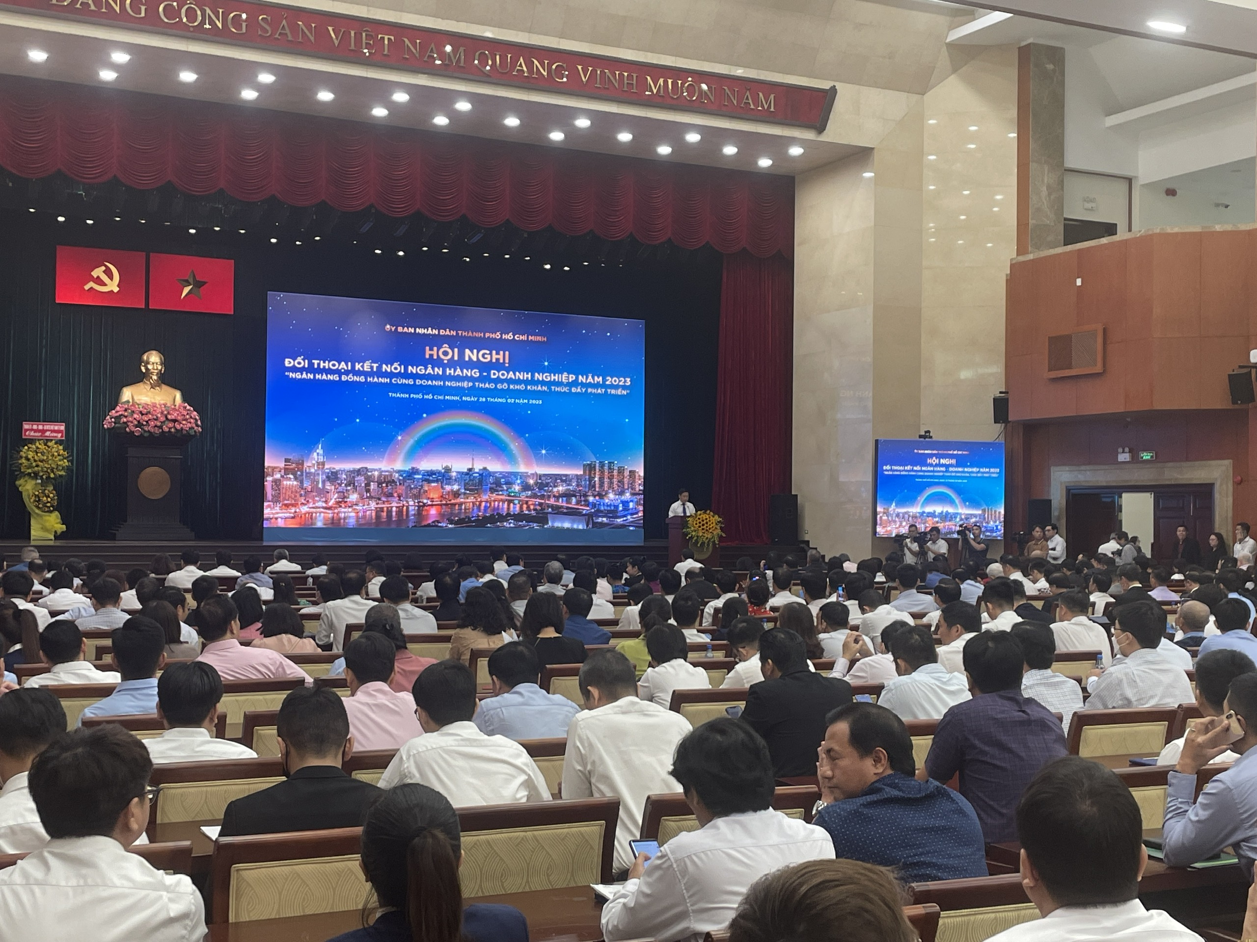Doanh nghiệp lao đao vì lãi suất quá cao 10 Hội nghị đối thoại kết nối Ngân hàng - Doanh nghiệp 2023 với chủ đề “Ngành ngân hàng đồng hành hỗ trợ, tháo gỡ khó khăn cho doanh nghiệp thành phố phát triển”.