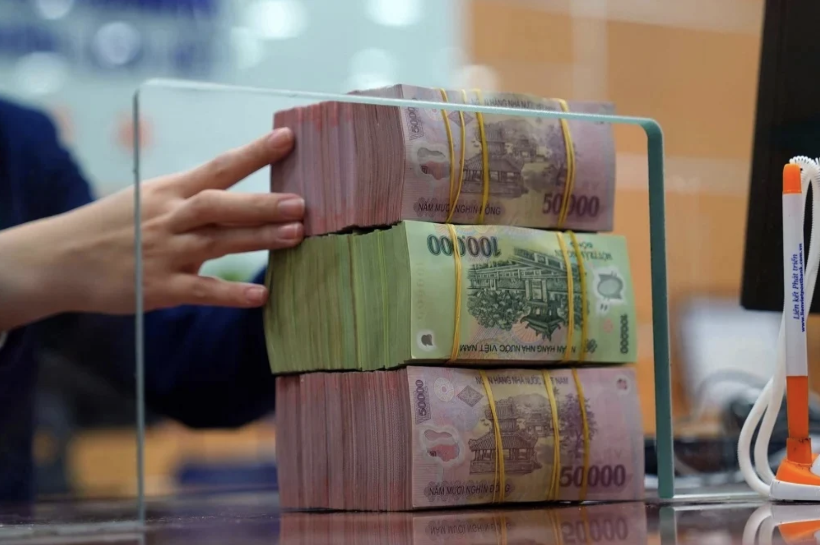 Lãi suất tăng lên từ đáy, trăm nghìn tỷ quay lại ngân hàng? 1 lãi suất