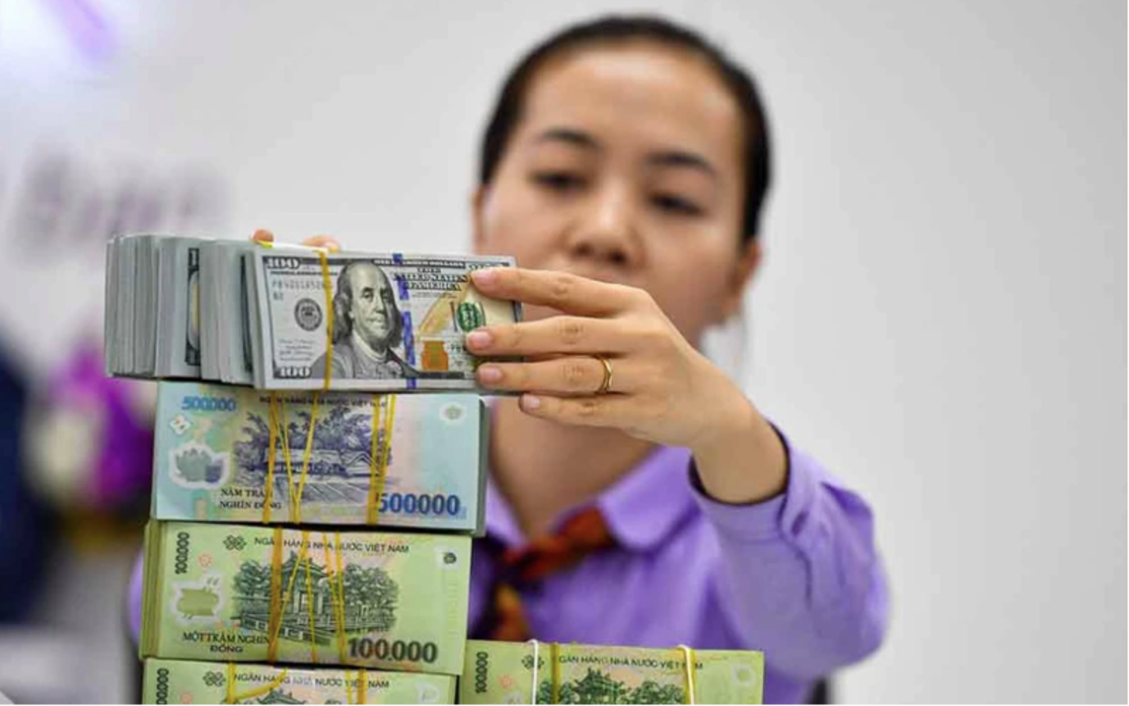Lãi suất liên ngân hàng lao dốc, Ngân hàng Nhà nước hút ròng gần 40.000 tỷ đồng 1 Anh man hinh 2024 06 03 luc 09.58.16