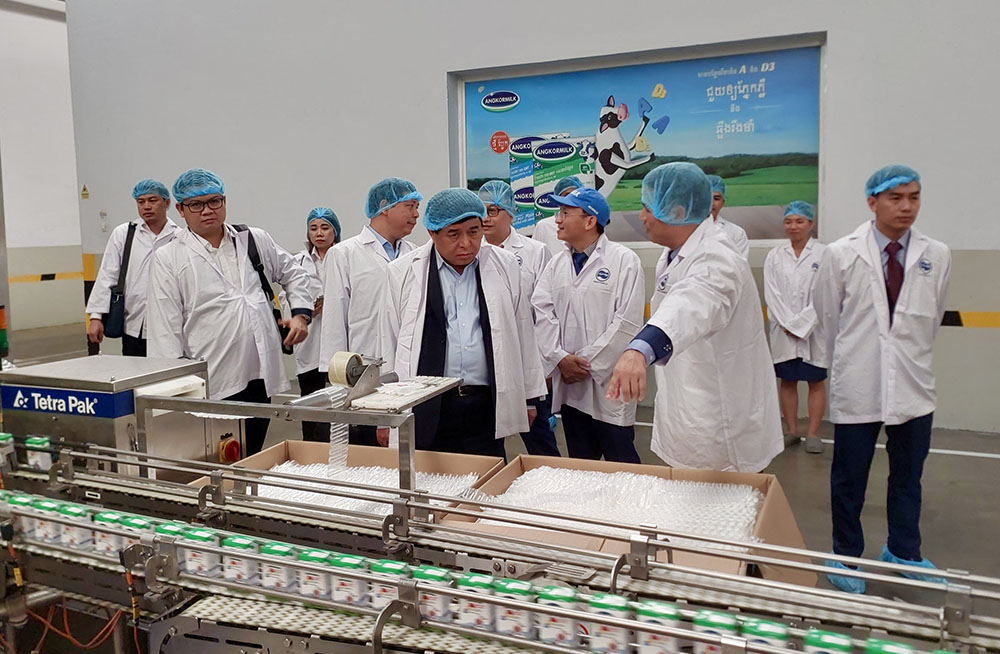 Bộ trưởng bộ kế hoạch và đầu tư Nguyễn Chí Dũng đã tới thăm thực địa Dự án trang trại chăn nuôi bò và nhà máy chế biến sản phẩm sửa tại Campuchia của Công ty cổ phần sữa Việt Nam (Vinamilk).